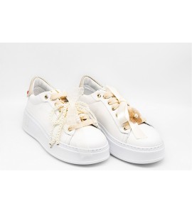 GIO+ SNEAKERS CON FIOCCHI E PERLE