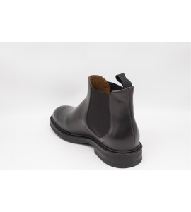 FRAU BEATLES IN PELLE