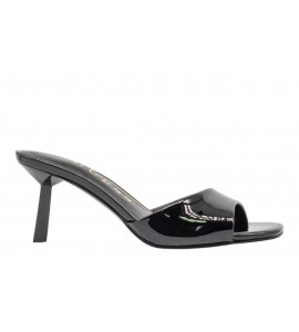 GUESS Sandali in vernice Carisse FLPCAIPAF03