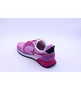 WIZZ Sneakers donna. La sneaker non è solo un accessorio ma un vero e proprio strumento di espressione, per distinguersi attrave