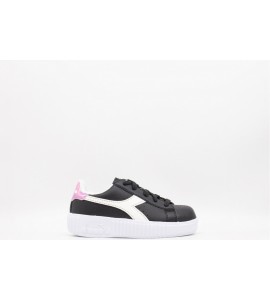 DIADORA GAME STEP PS 2.0DIADORA GAME STEP PS 2.0. Game Step GS 2.0 ti porta in alto. La suola rialzata presta confidenza a ogni 